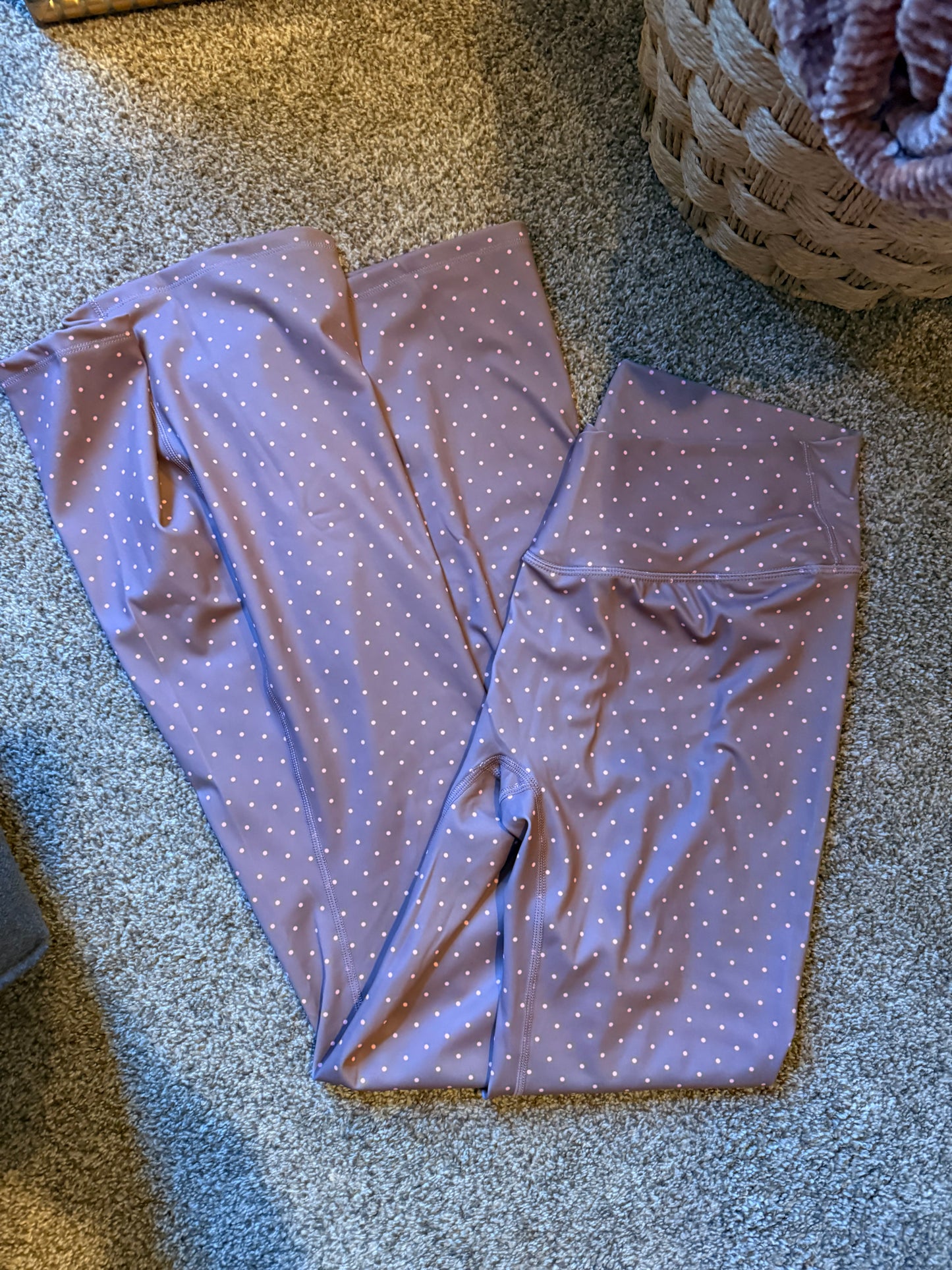 Seamless flare leggings in pink polka dot