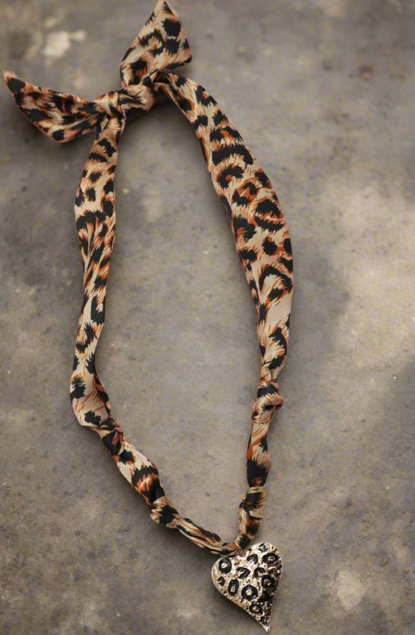 Scarf cheetah heart necklace