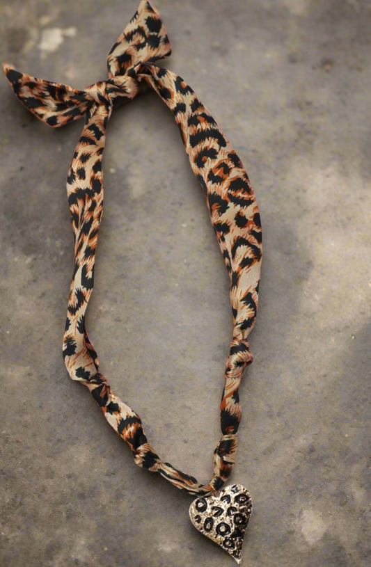 Scarf cheetah heart necklace